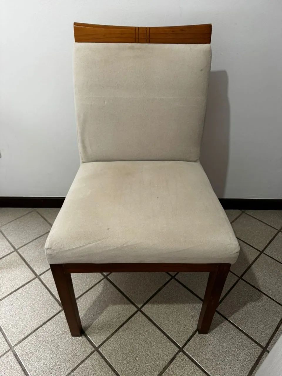 Cadeiras em Madeira maciça e estofado em suede - Foto 2