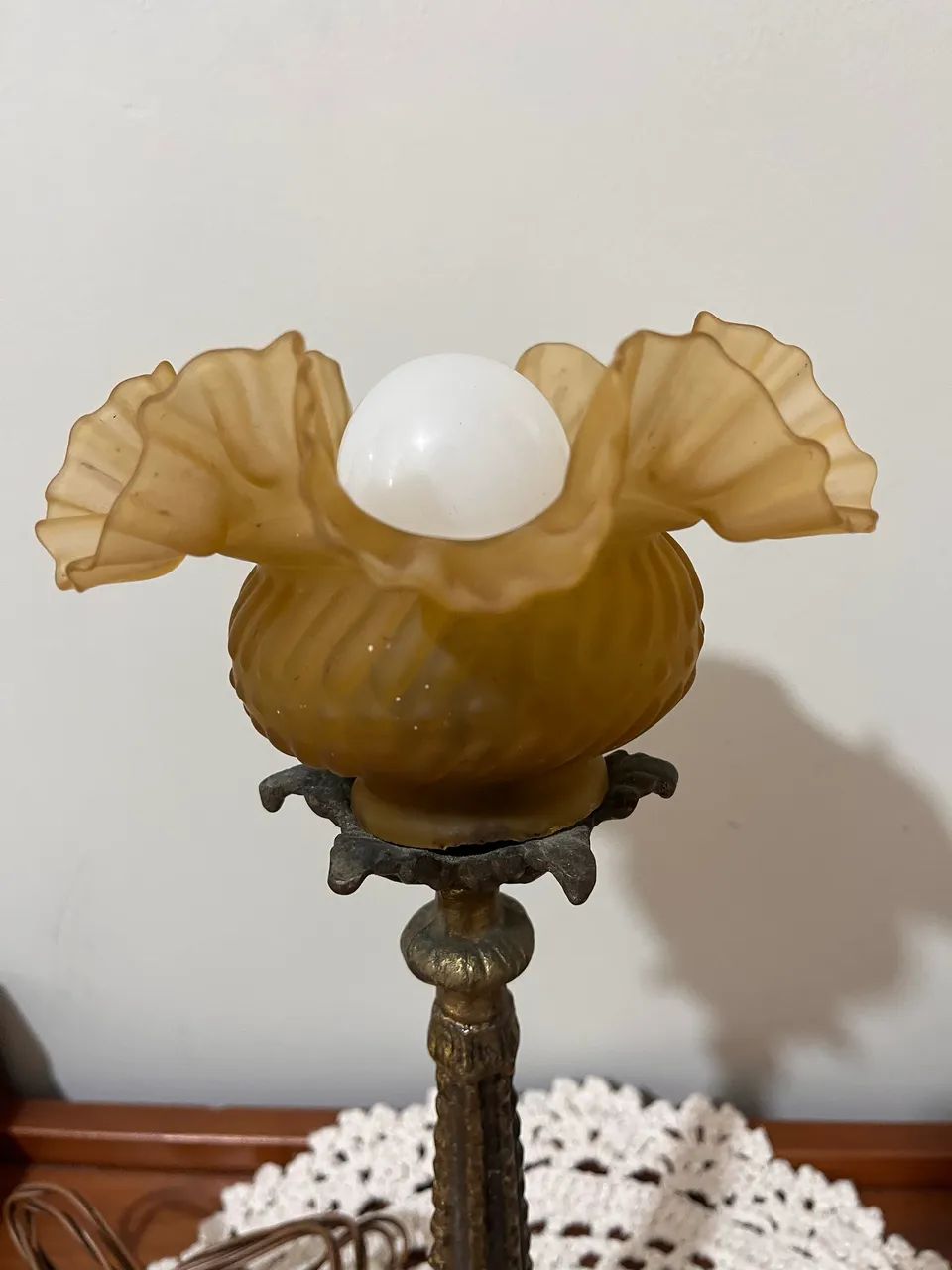 Abajur bronze antigo 38cm com cúpula âmbar  - Foto 4