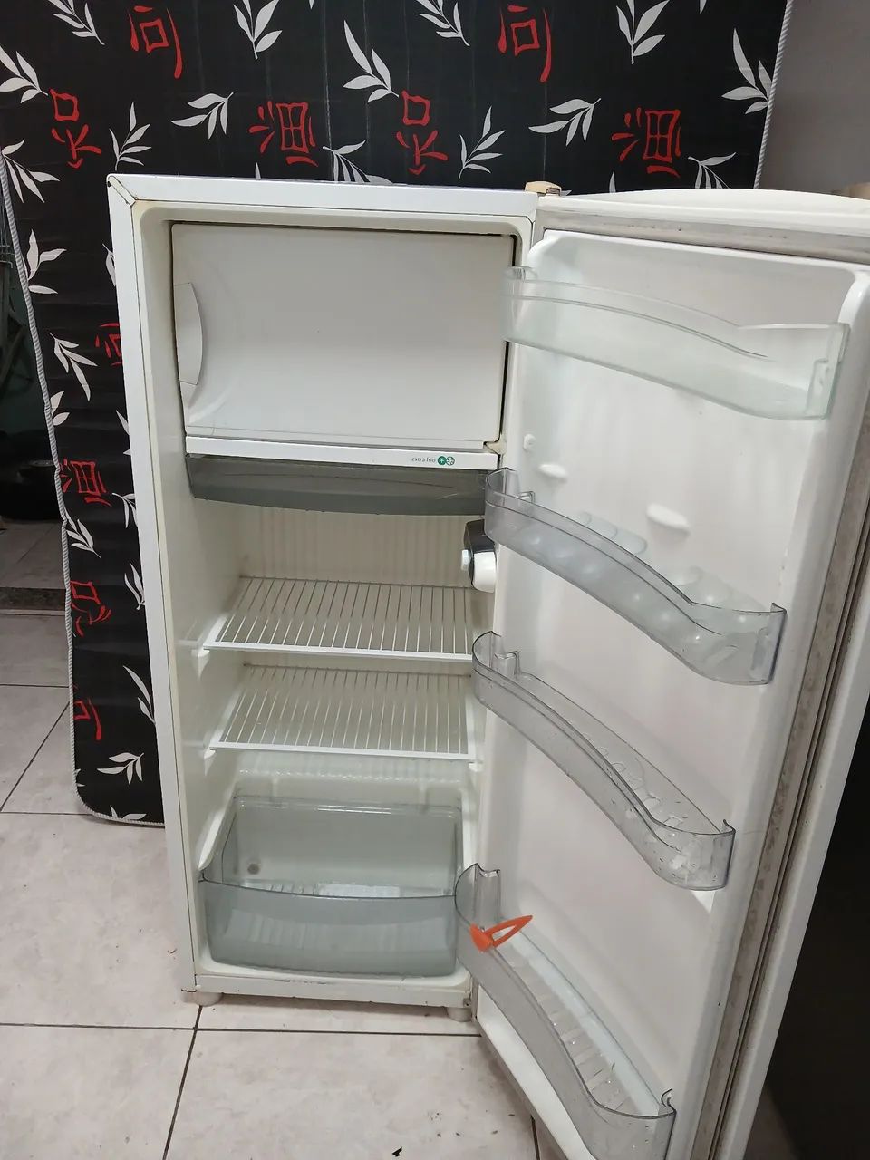 Geladeira 240 litros funcionando 