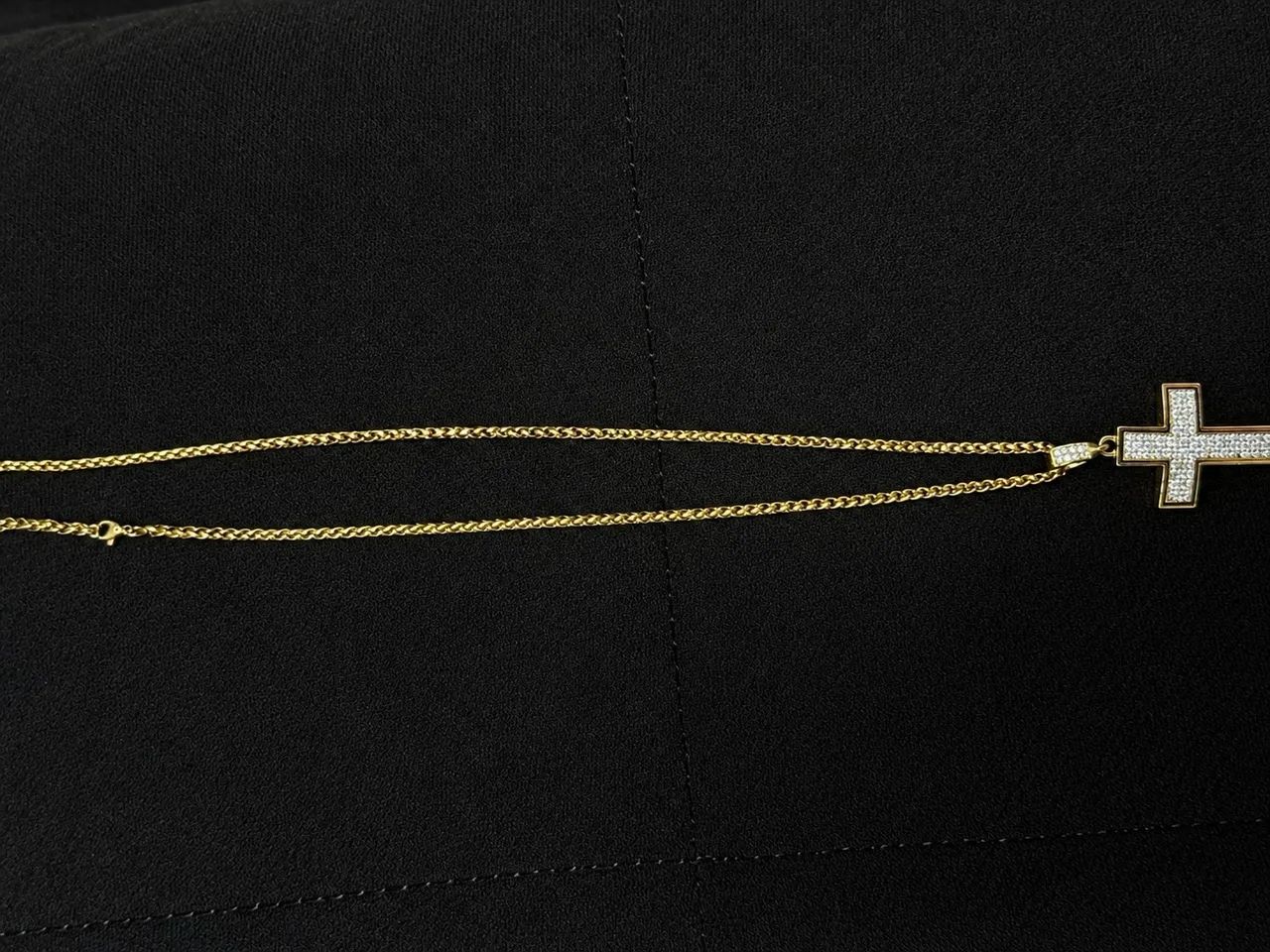 Corrente dourada (ouro) + pingente cravejado cruz