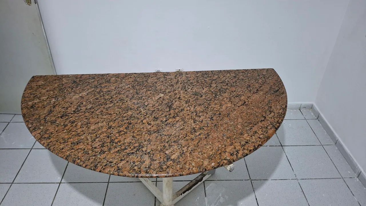 Mesa com tampo em granito