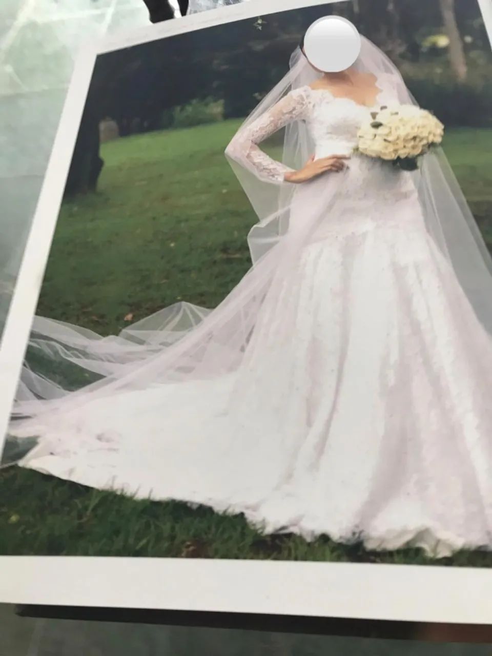VESTIDO DE NOIVA DE RENDA CHANTILLY FRANCESA E CRISTAIS SWAROVSKI