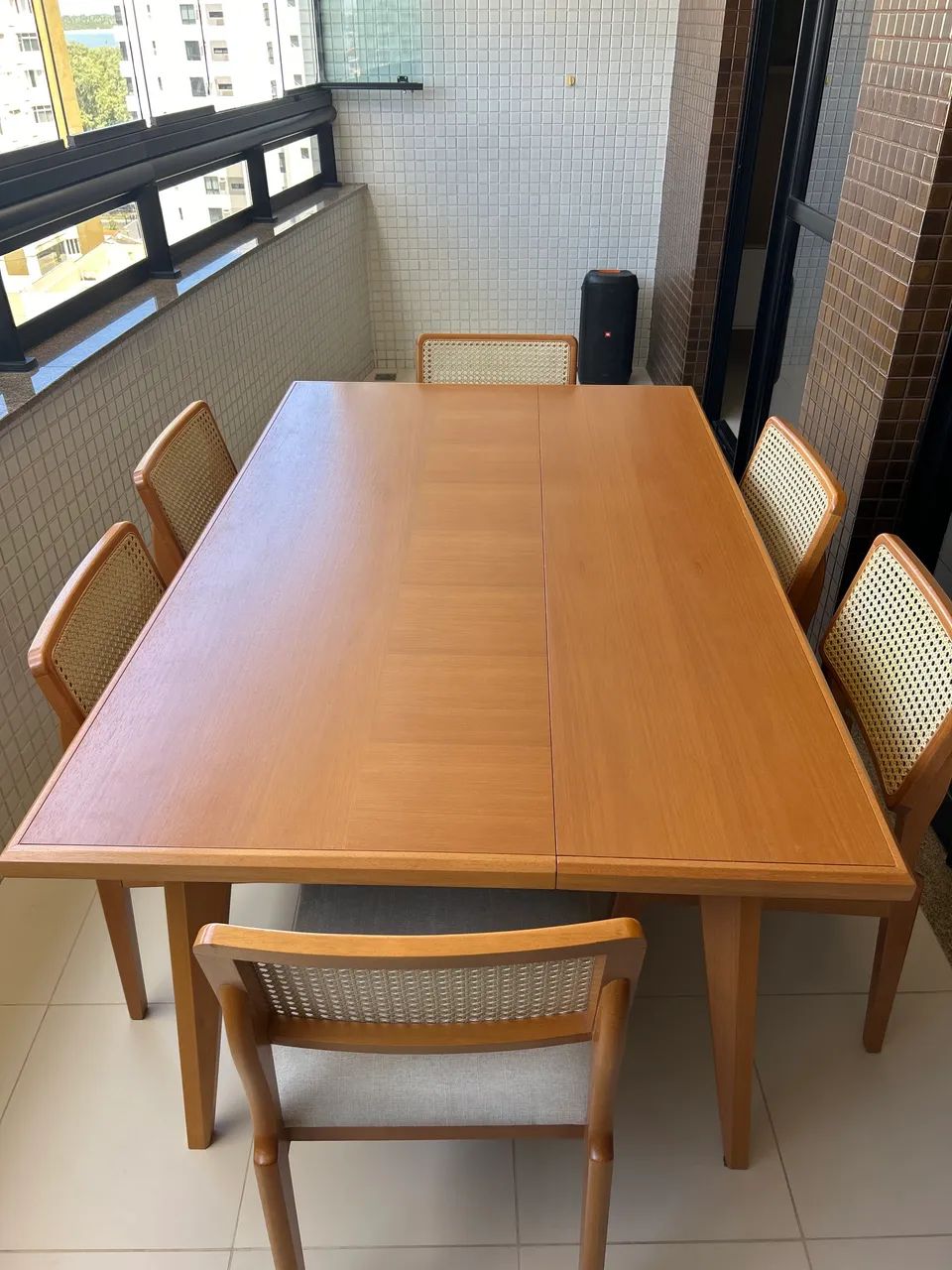 Mesa de madeira com 6 cadeiras.