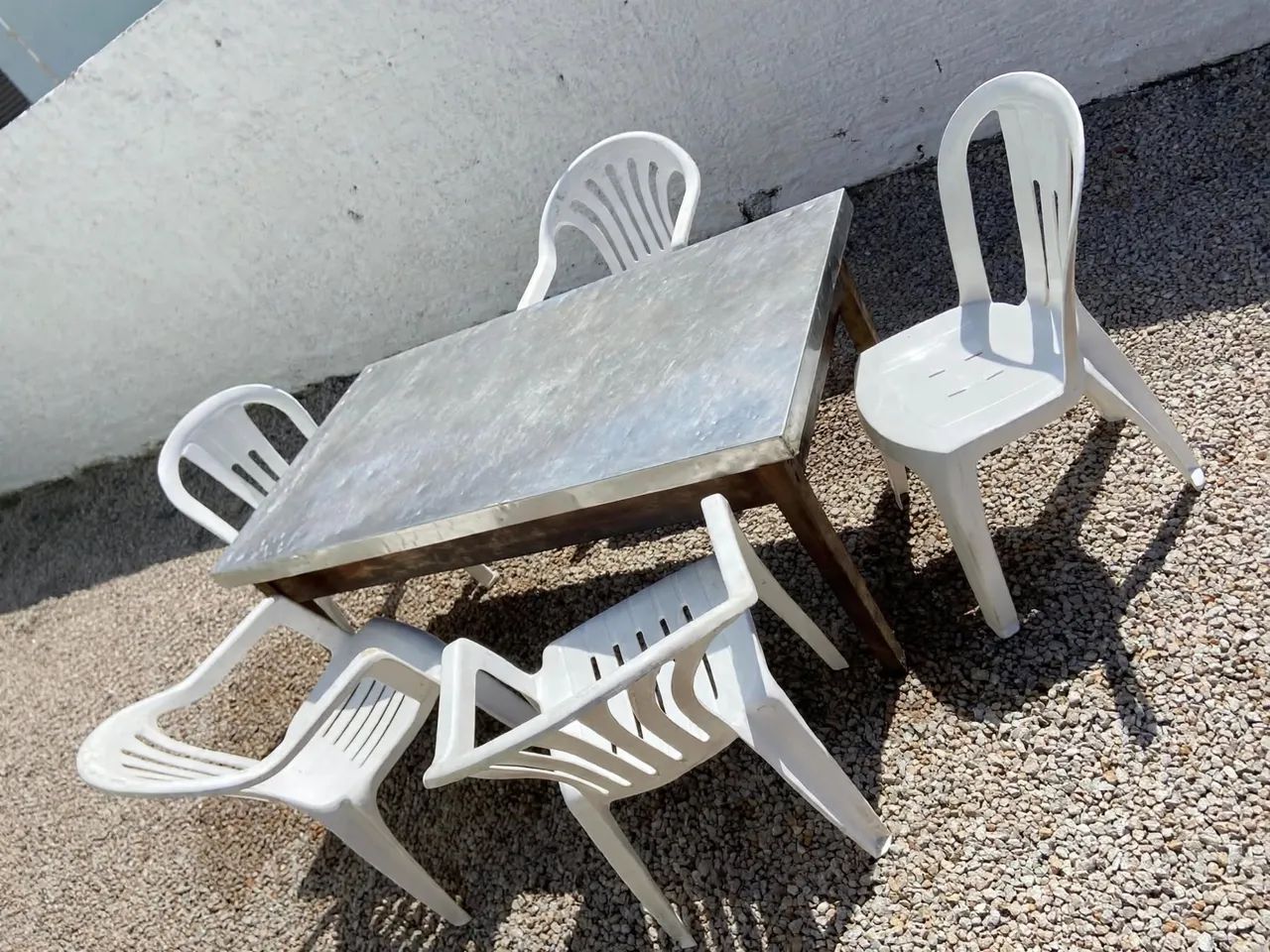 Mesa com tampo inox(bancada), e 5 cadeiras de PVC(bancos,assento)!!! - Foto 5