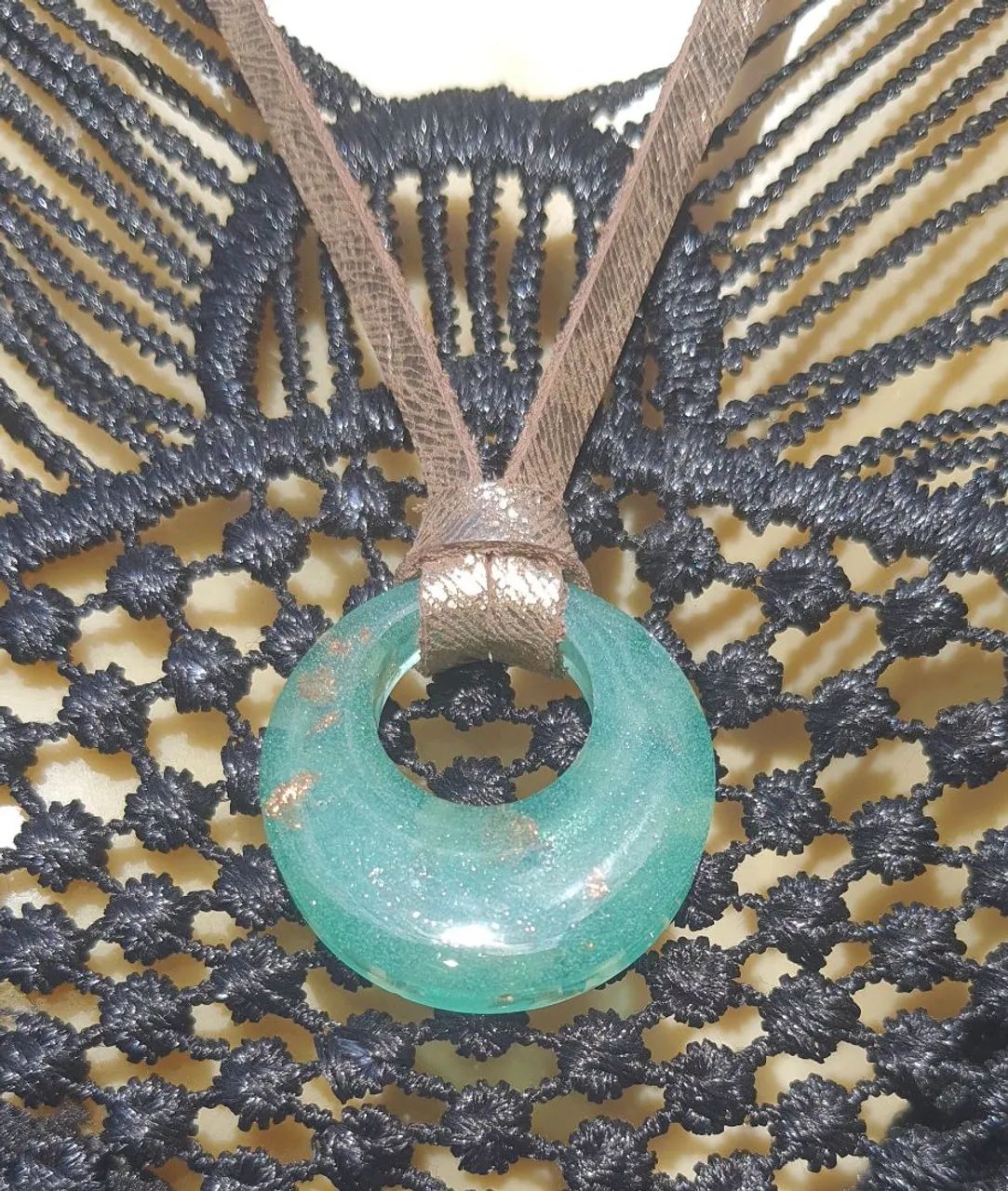Colar com pingente em resina e folha de ouro - Foto 2
