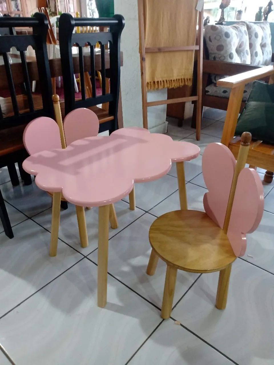 Mesa infantil nuvem com 2 cadeiras borboleta 