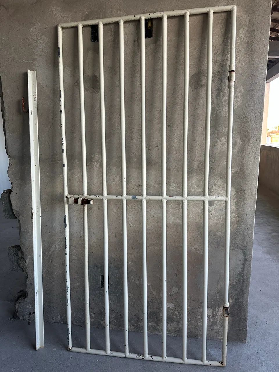 Portão de Ferro Completo com Batedor e Ferrolho