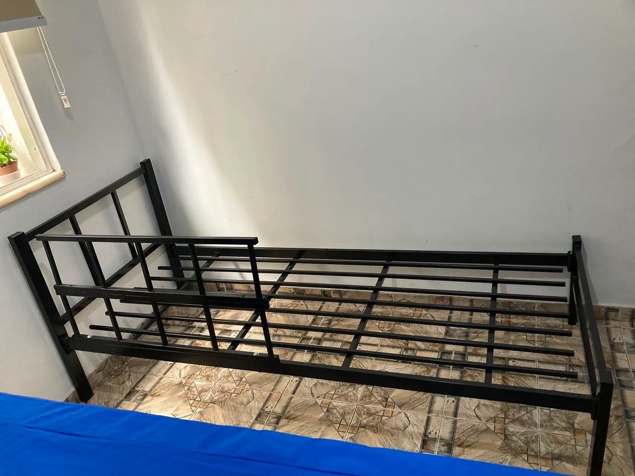 Cama de ferro com grade solteiro