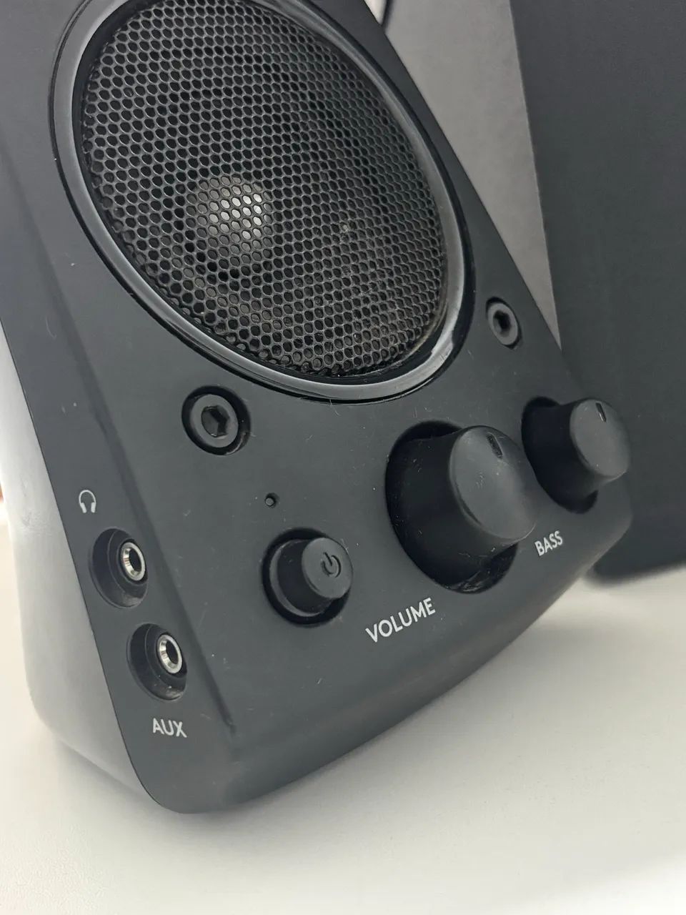 Caixa de Som Logitech Z623 THX 2.1 200W + Subwoofer - Foto 2