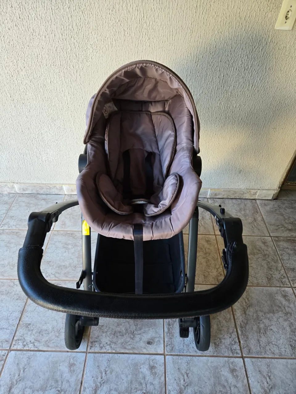 Carrinho de bebê e bebê conforto