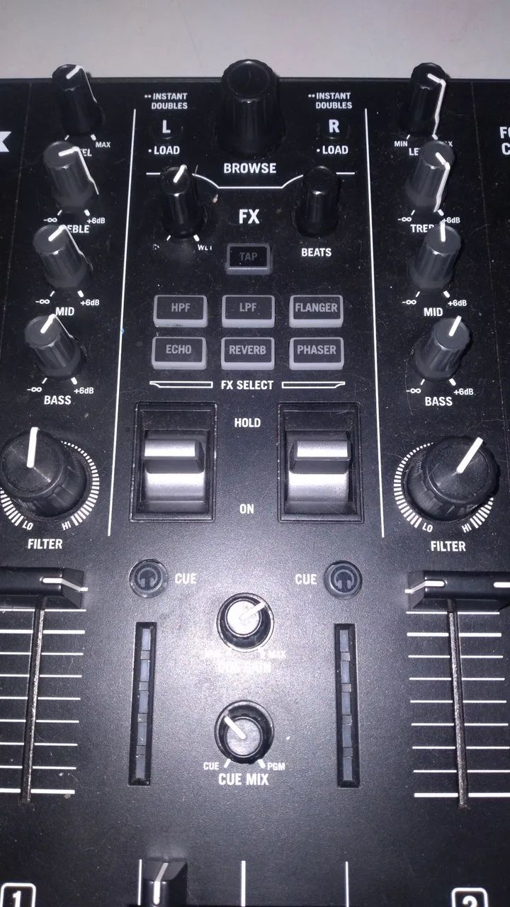 Controladora dj Numark mixtrack Platinum FX  (nova) - Foto 4