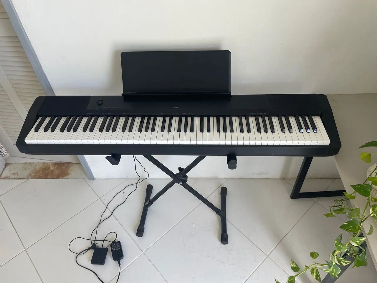 Piano digital Casio cdp 120 elétrico perfeito c/ suporte X e pedal  - Foto 3