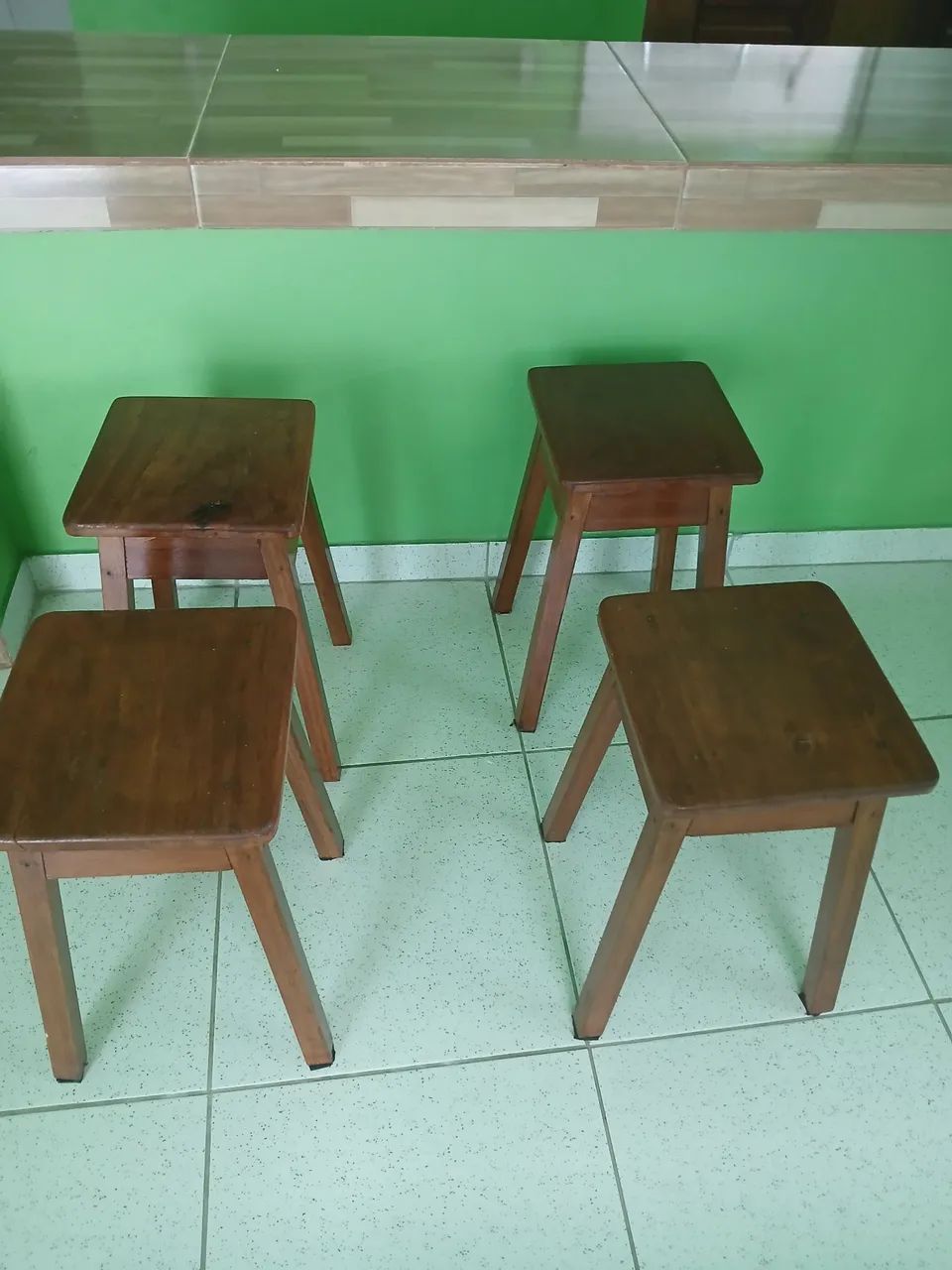 Vendo tamboretes de madeira. 25,00 reais cada  - Foto 2