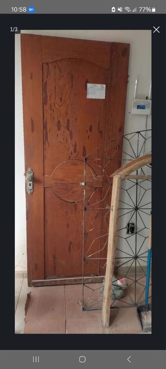 Porta medindo 80×2.10 angelim completa com caixilho. Com pequena avaria