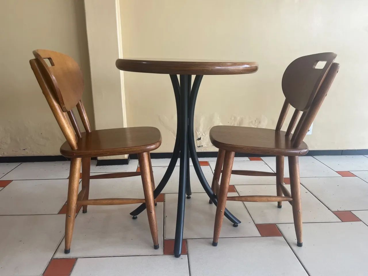 Mesa e cadeira de madeira  - Foto 2