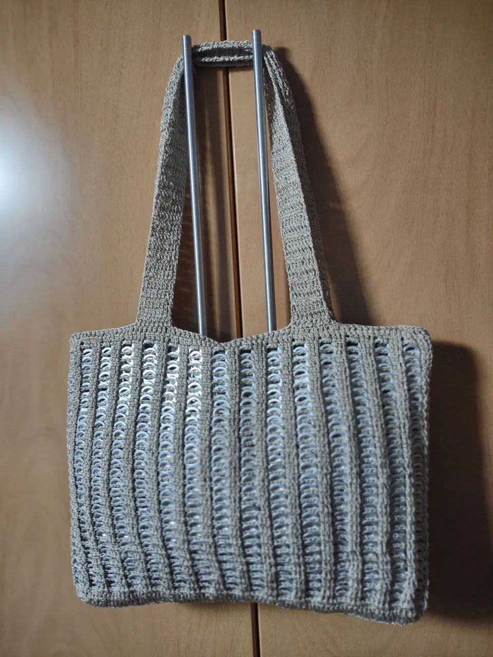 Bolsa em crochê com lacres 