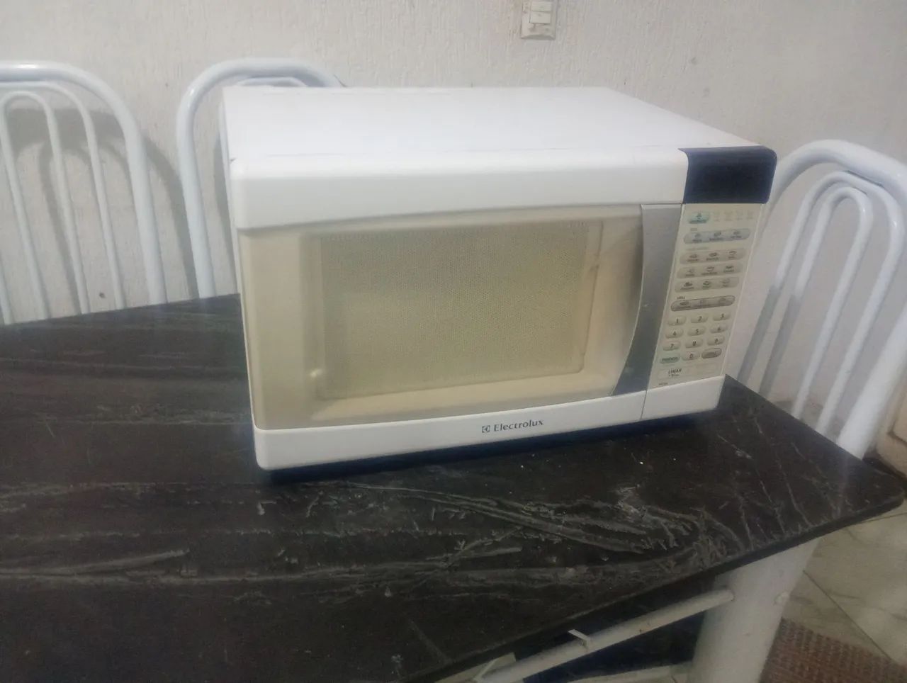 Vendo microondas Eletrolux 31 litros funcionando perfeitamente com grill com garantia. - Foto 5