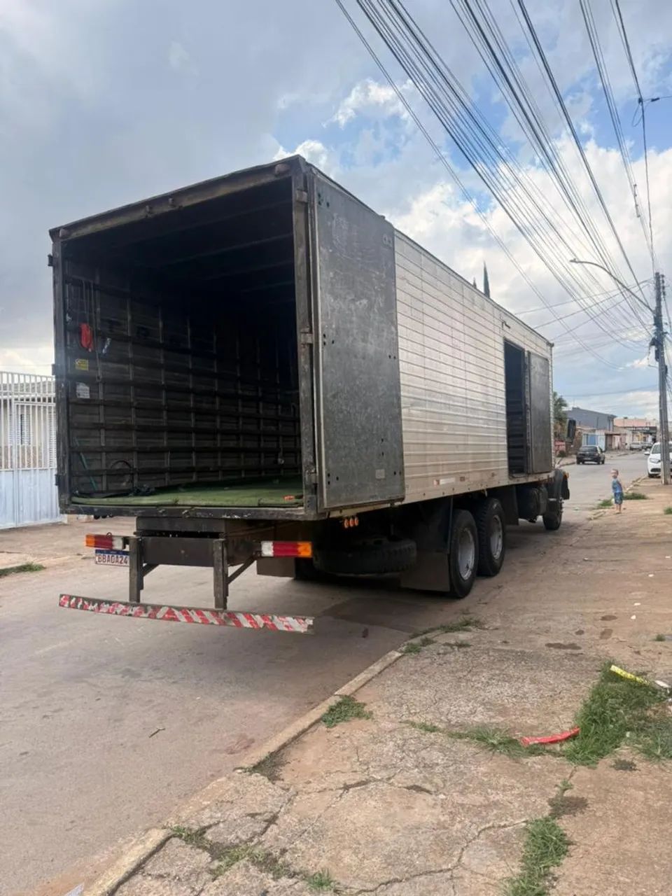 Caminhão truck Baú grande 