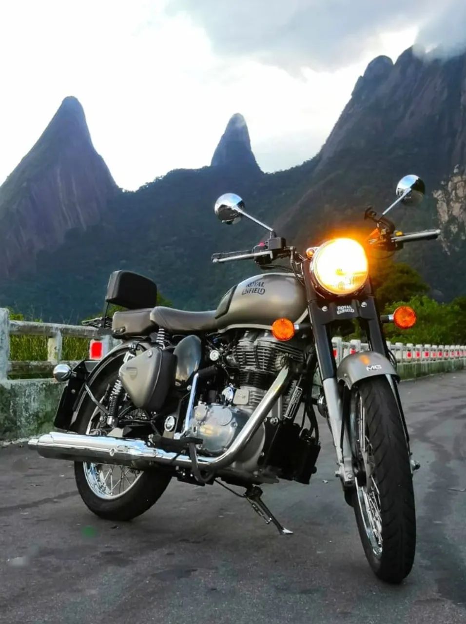 Royal Classic 500 com acessórios
