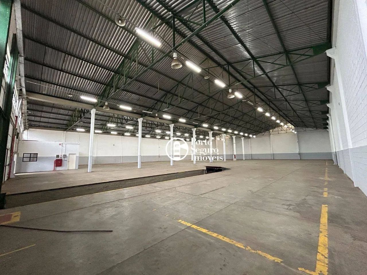 Galpão com 2121m² - Wener Plaas com 2000m² livre salão. 03 Docas (uma com plataforma, piso - Foto 2
