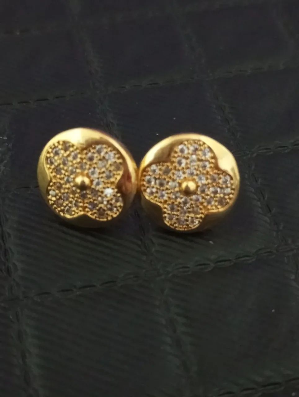 Brincos novos cravejados e banhados a ouro.  - Foto 3