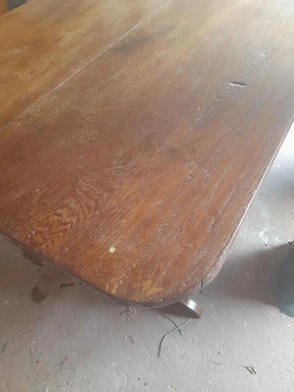 Mesa e dois sofás em madeira nobre