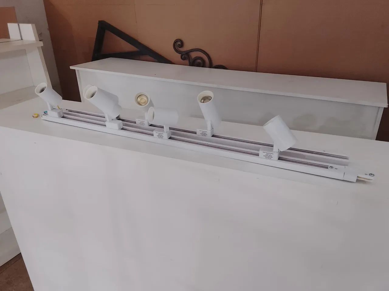 Trilho eletrificado com  lâmpadas Spot em Led