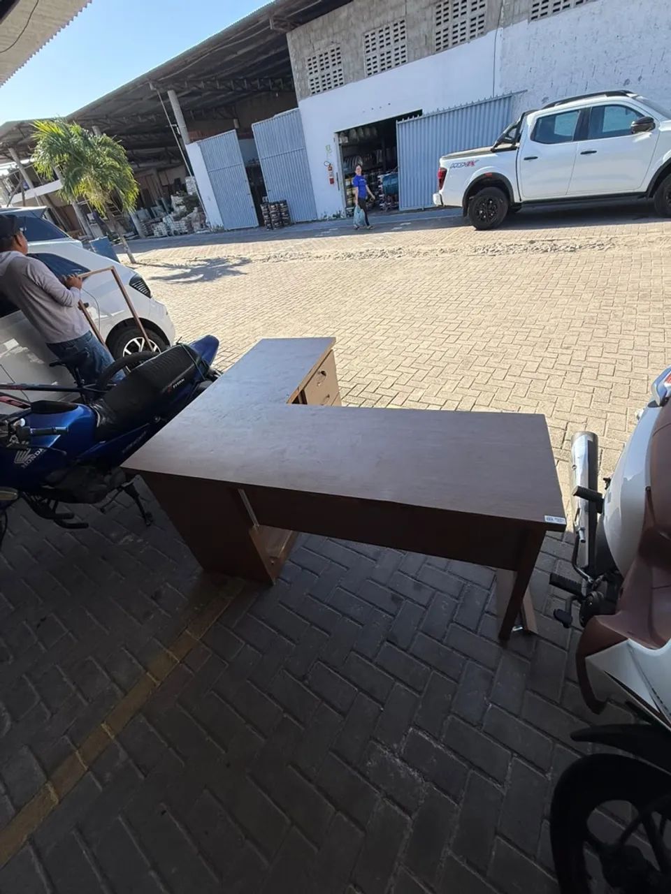 Mesa de Escritório em L com Gavetas - Usada - Foto 3