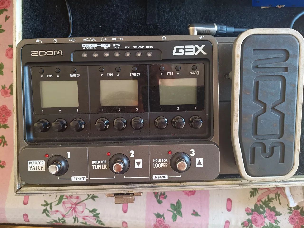 Vendo Pedaleira Zoom G3X semi nova  Possui caixa manual e cd