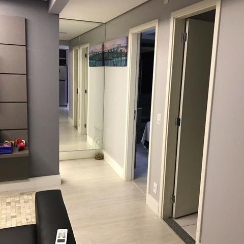 Lindo apartamento mobiliado e duas vagas de garagem - Foto 4