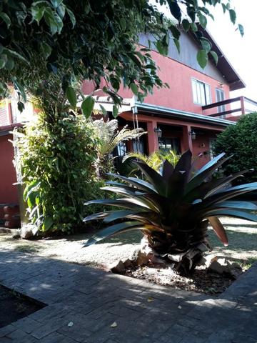 Sobrado estilo colonial com Amplo terreno para quem quer morar om Qualidade de vida