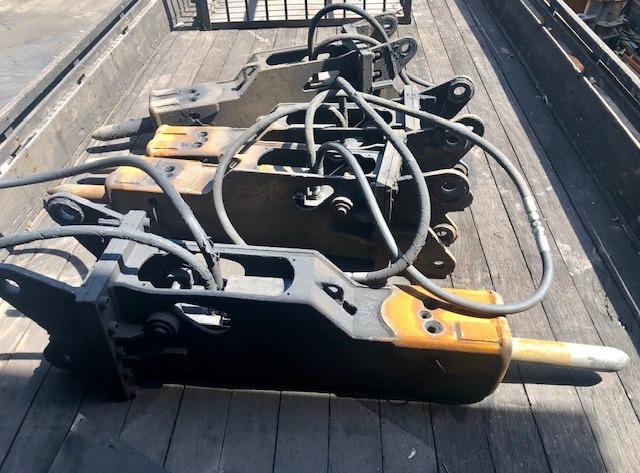 Rompedor Hidráulico 335 kg de peso operacional com ponteiro de 75mm para Retroescavadeira