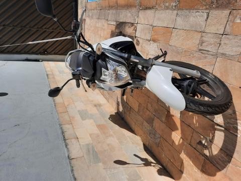 FAZER 250 YS ANO 2014/2014  ENTRADA DE 3.000 