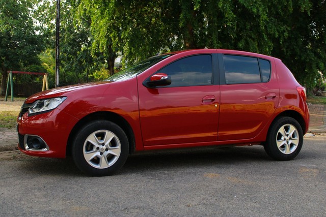 VENDE-SE RENAULT SANDERO.