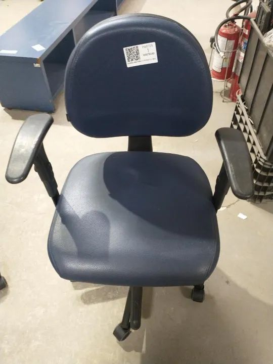 Cadeira de escritório giratória c/ rodas e c/ braços em Couro Ecológico / Aço Azul