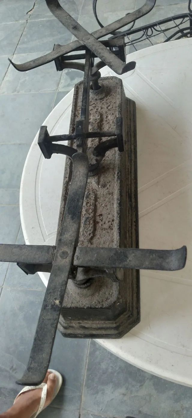 Balança antiga de dois pratos funcionando  - Foto 3