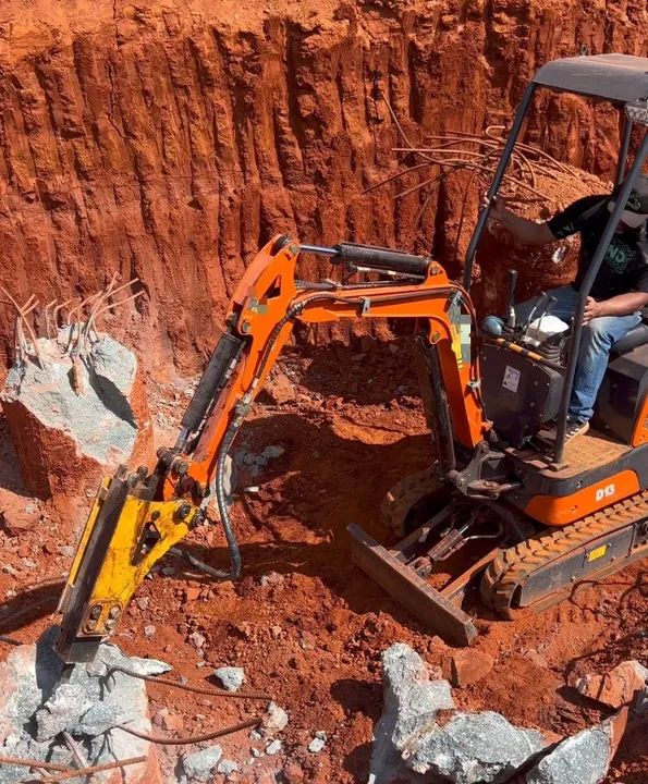 Vendo Mini escavadeira 1,3ton 2023- Motor KUBOTA (+ implementos) - Foto 3