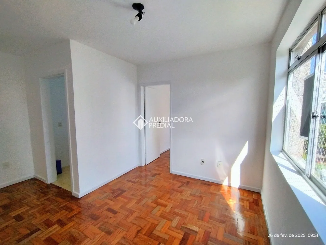 Apartamento de 1 dormitório no Bairro Menino Deus, no 4° andar, living 1 ambiente, orienta
