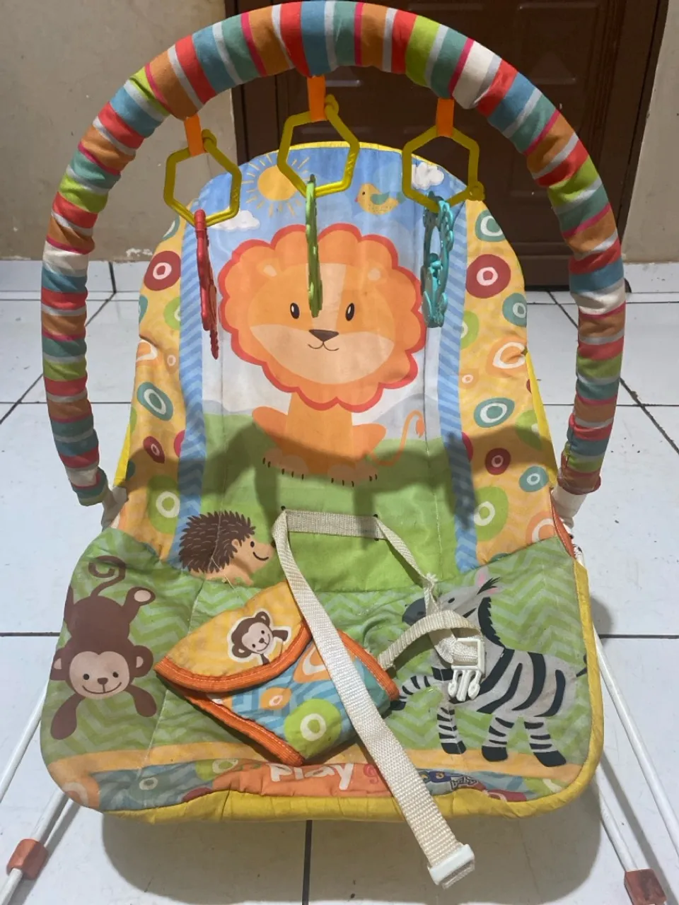 Cadeirinha de descanso infantil com atividades