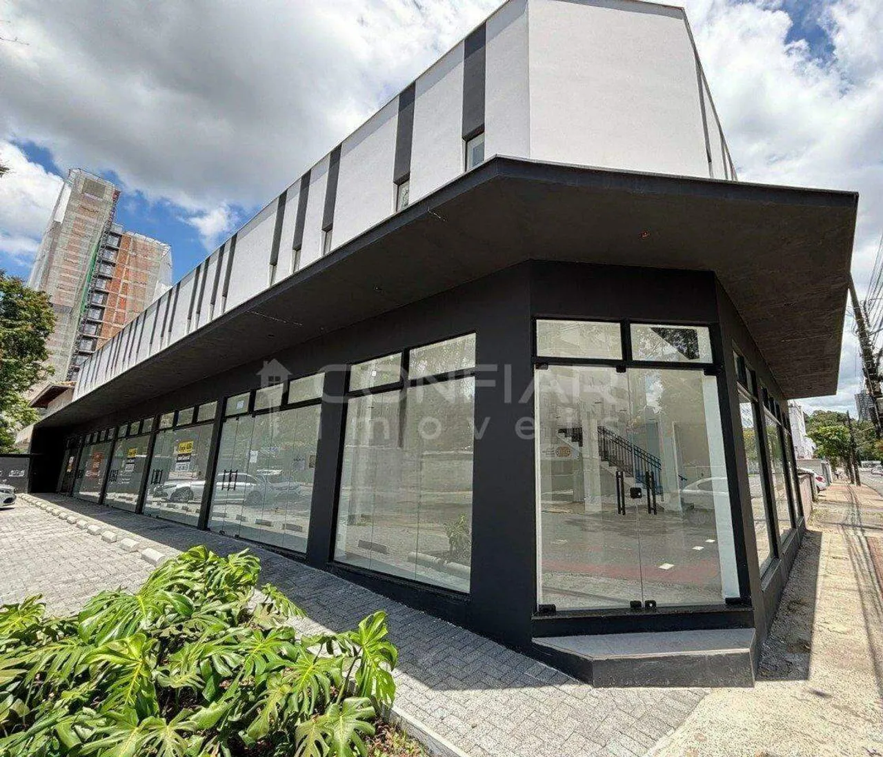 Sala Comercial para Locação - Anita Garibaldi R$ 9.590/Mês