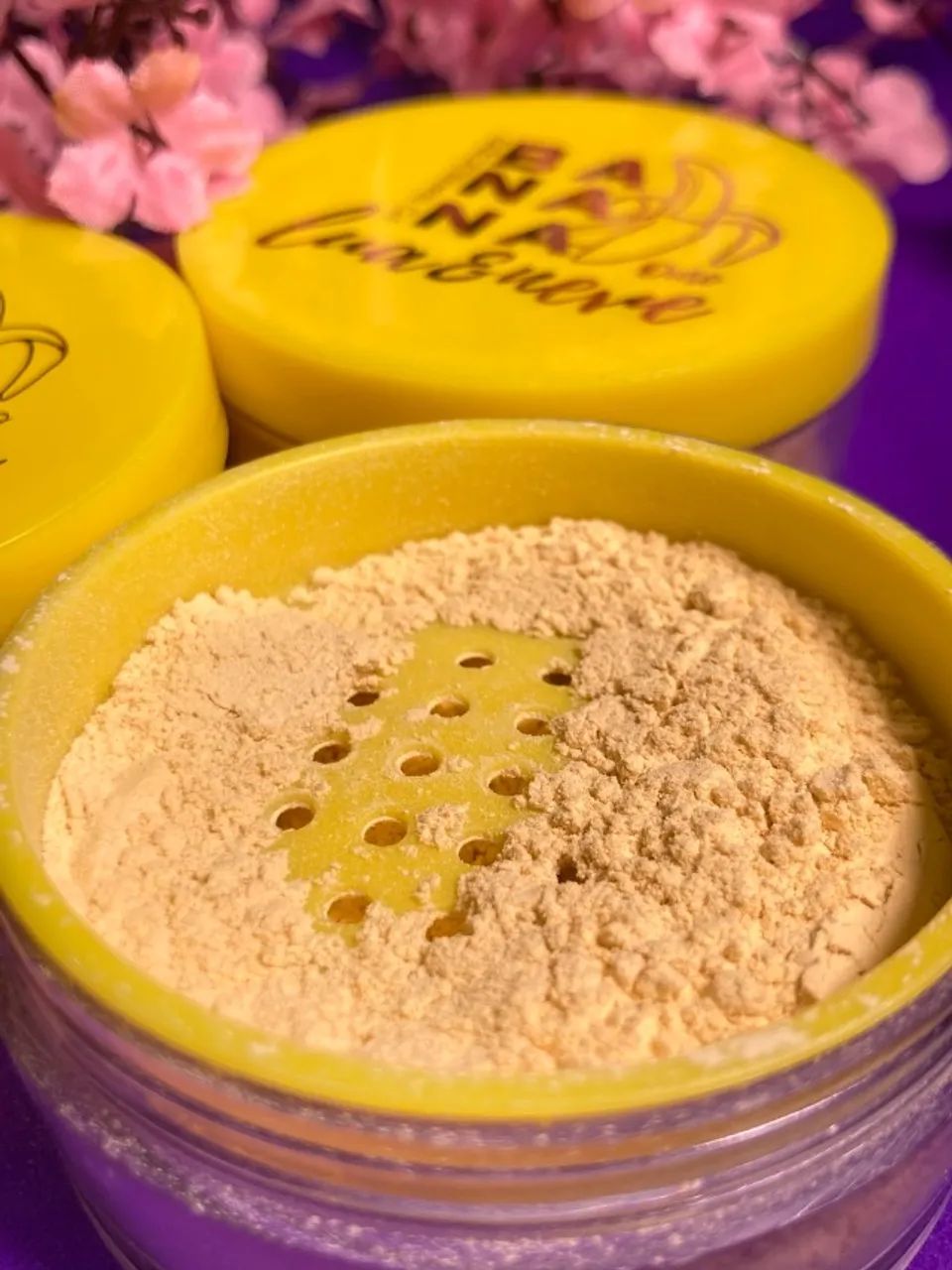 Pó solto Banana Powder para selar a pele e finalizar a maquiagem  efeito matte.