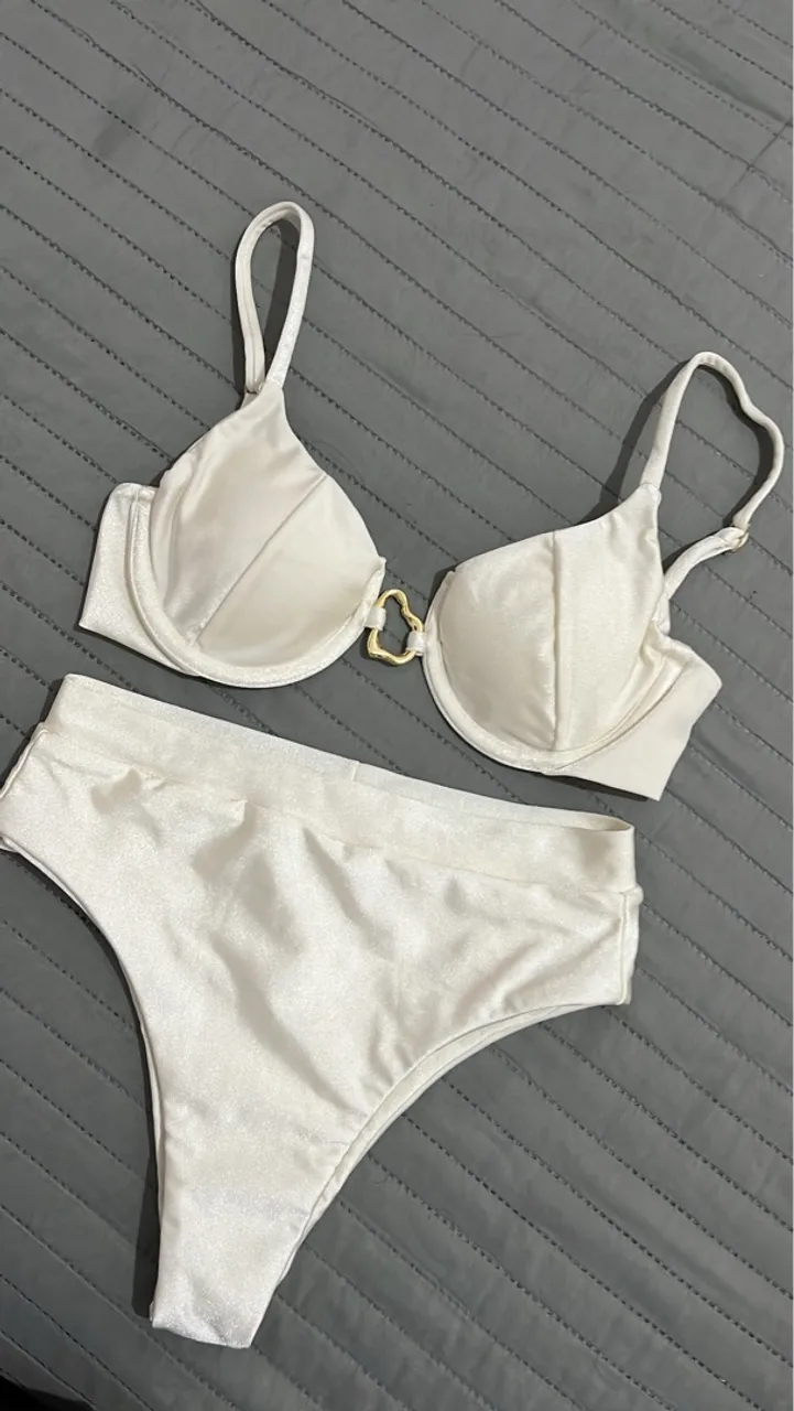 Biquíni branco com detalhe dourado