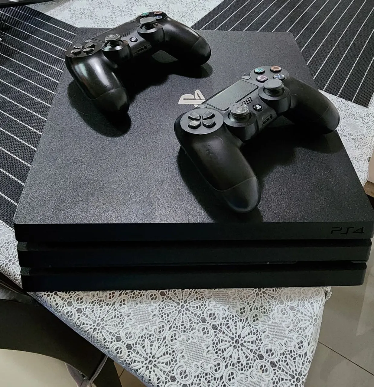 Console Playstation 4 Pro com 2 Controles