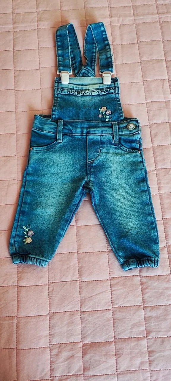 Jardineira jeans impecável - tamanho P