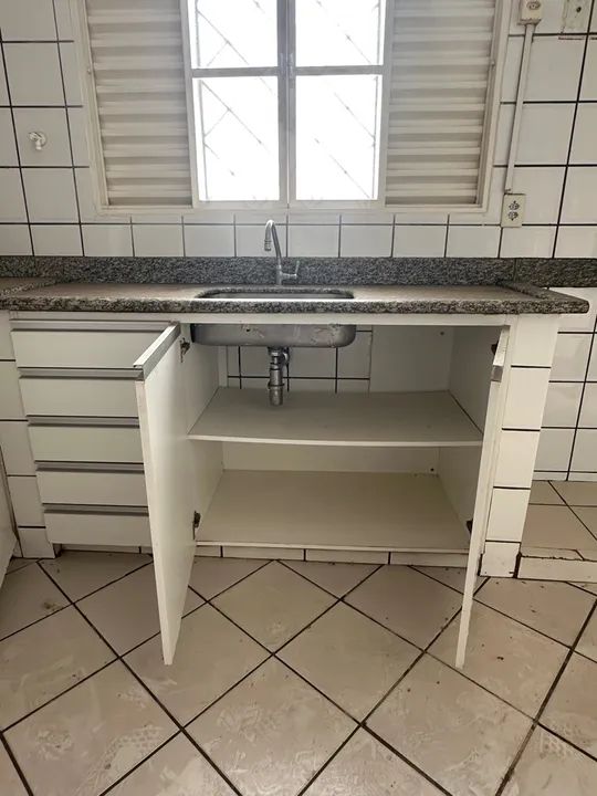 Pia de Cozinha Grande com armário embutido branco usado  - Foto 3