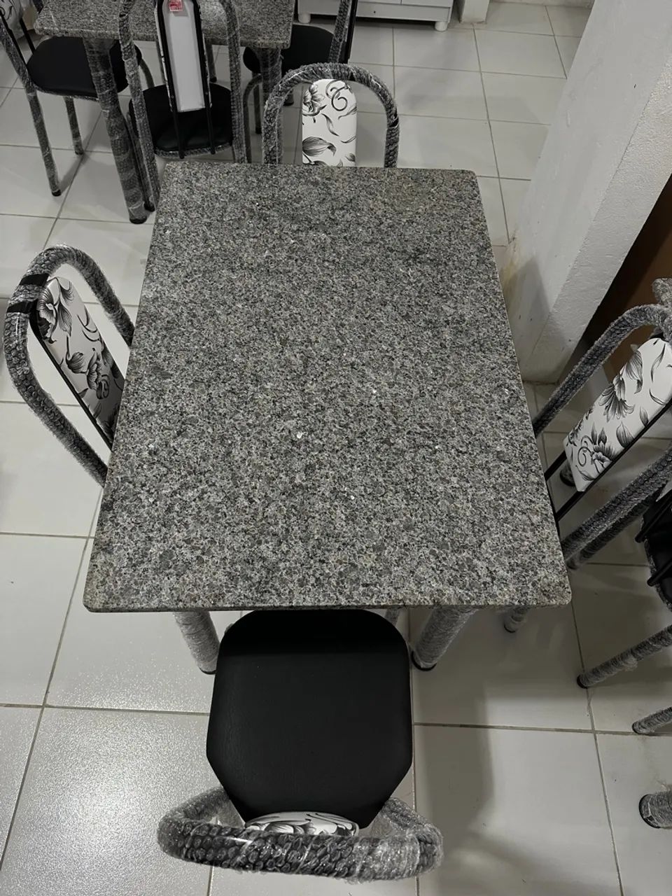 Mesa de jantar 1.10x80 nova e lacradas disponíveis  - Foto 2