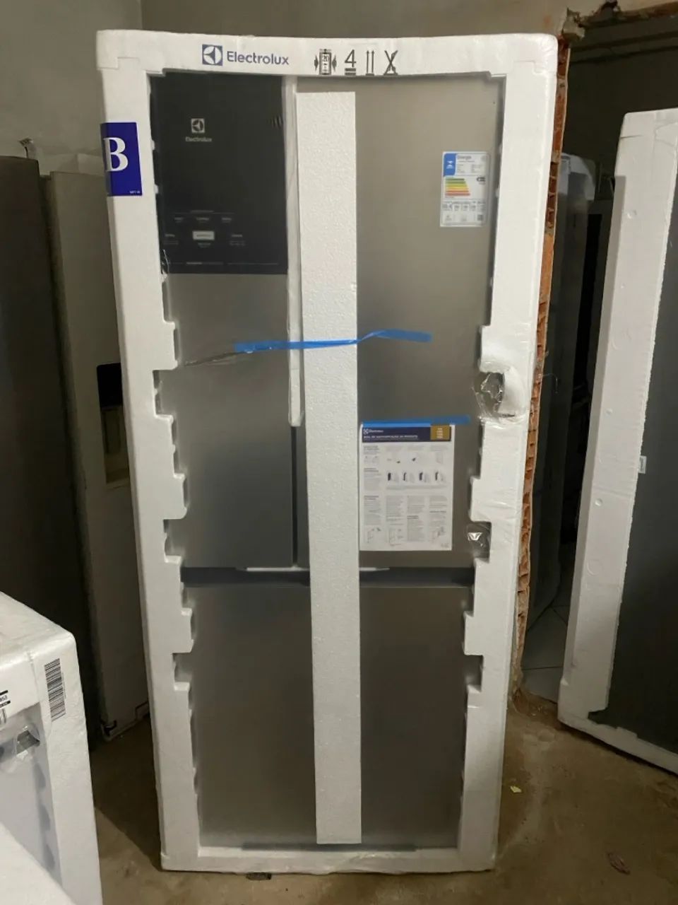 Geladeira Electrolux inverse e inverter 3 portas inox na caixa 