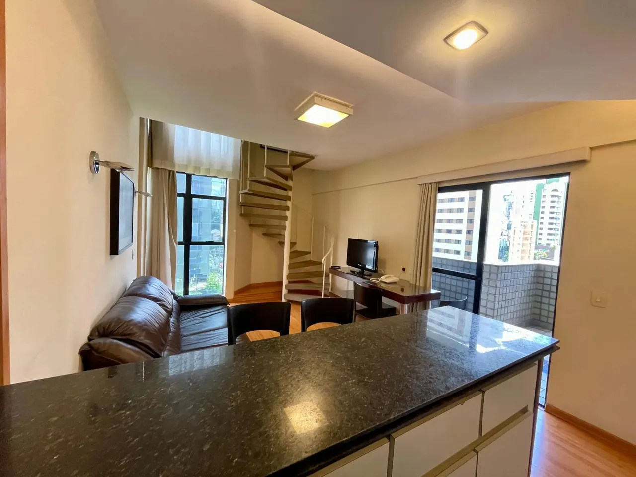 Apartamento de 01 quarto mobiliado com varanda na Savassi