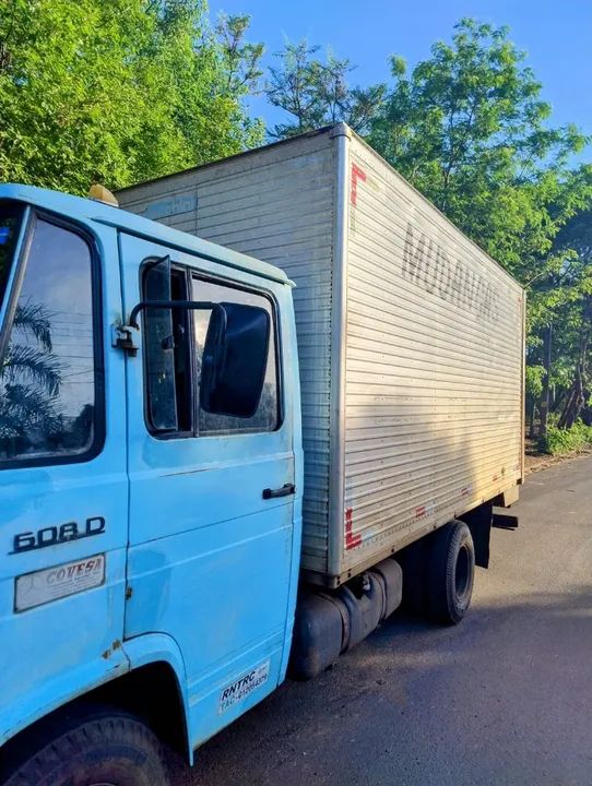 Caminhão Baú Mercedes-Benz 814D 6x2 - Foto 3