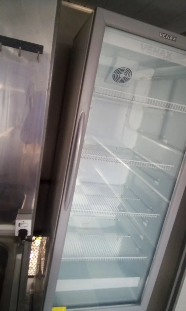 Geladeira expositora Venax 300 litros usada apenas 4 meses